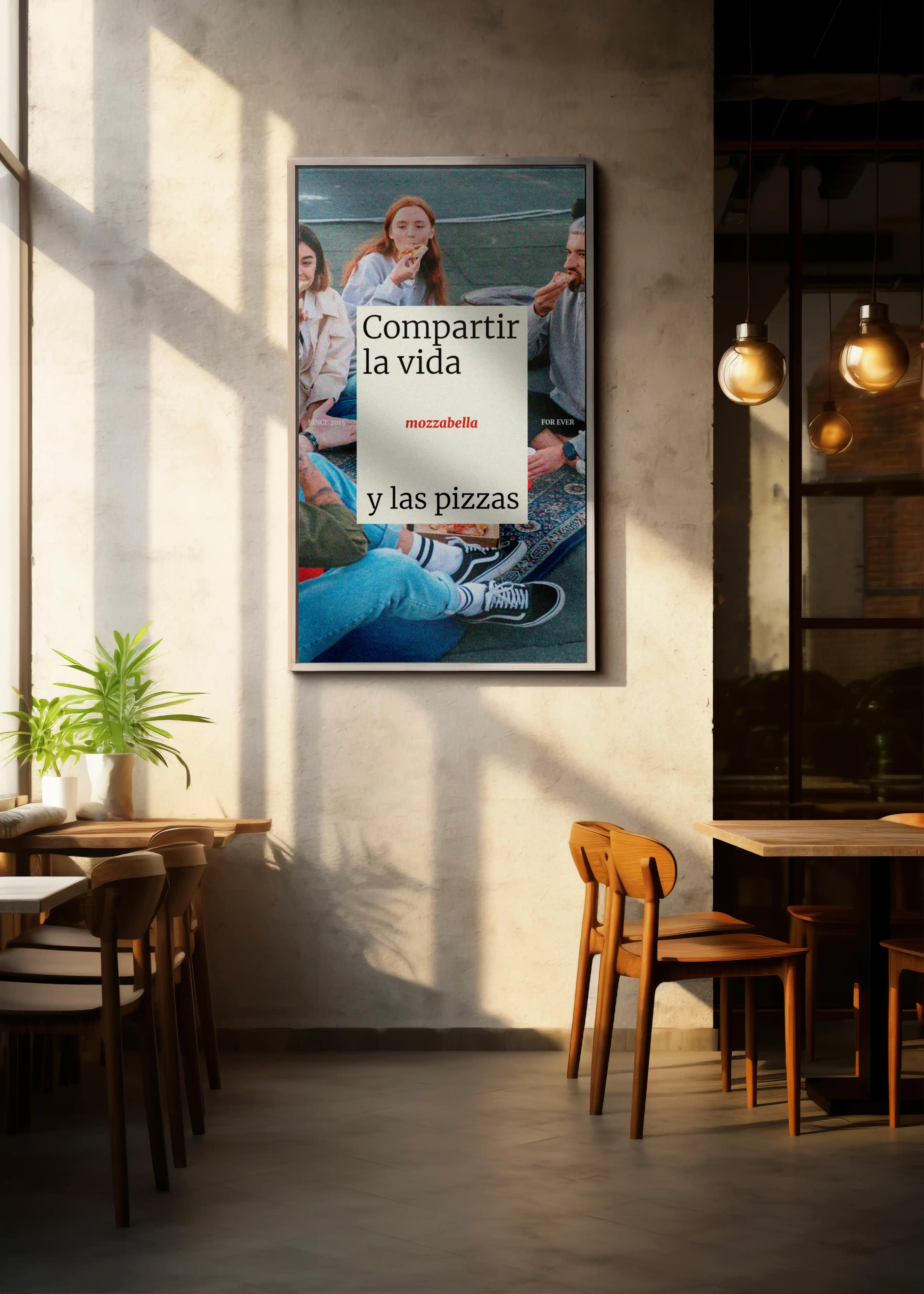 Imagen de portada de Mozzabella. En ella se muestra un restaurante con mesas y sillas. De fondo se ve un cartel que dice "Compartir la vida y las pizzas".