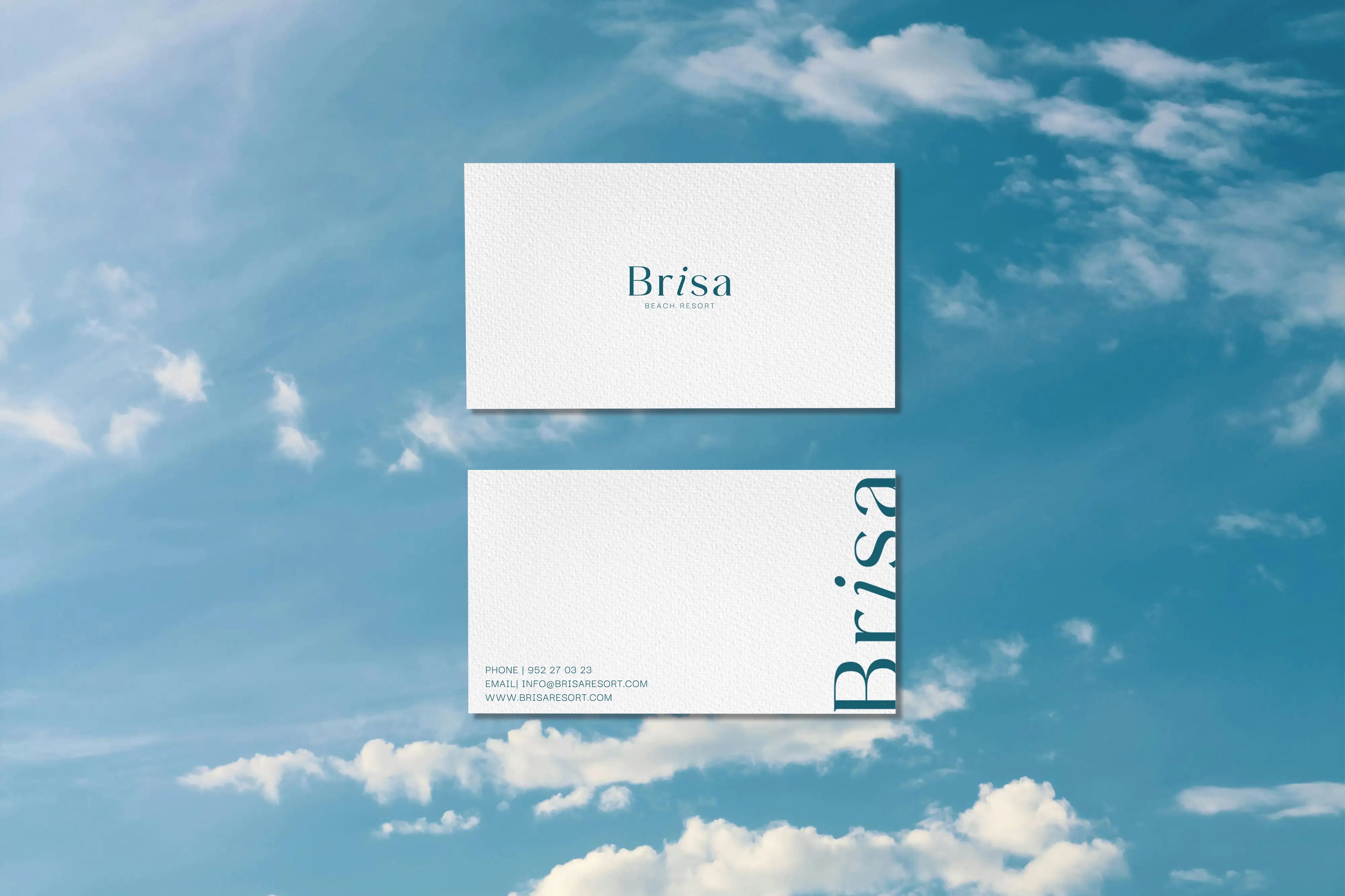 Imagen de portada de Brisa. En ella se muestra una tarjeta de visita de la marca con un cielo azul de fondo.